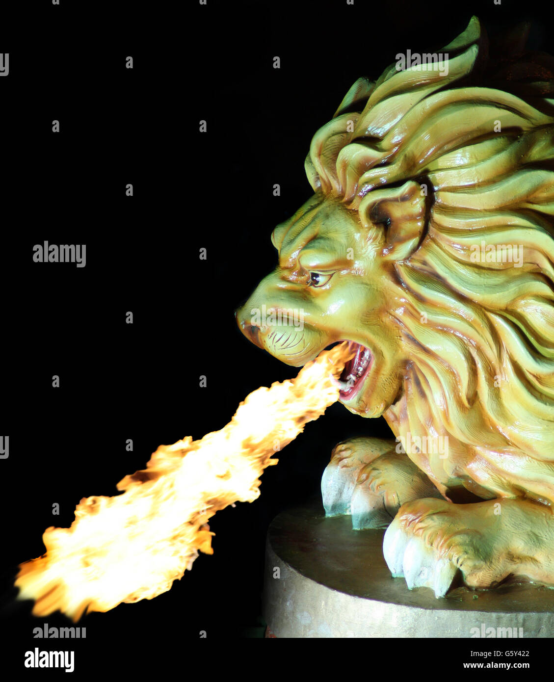 Une sculpture d'un lion crachant le feu. Banque D'Images