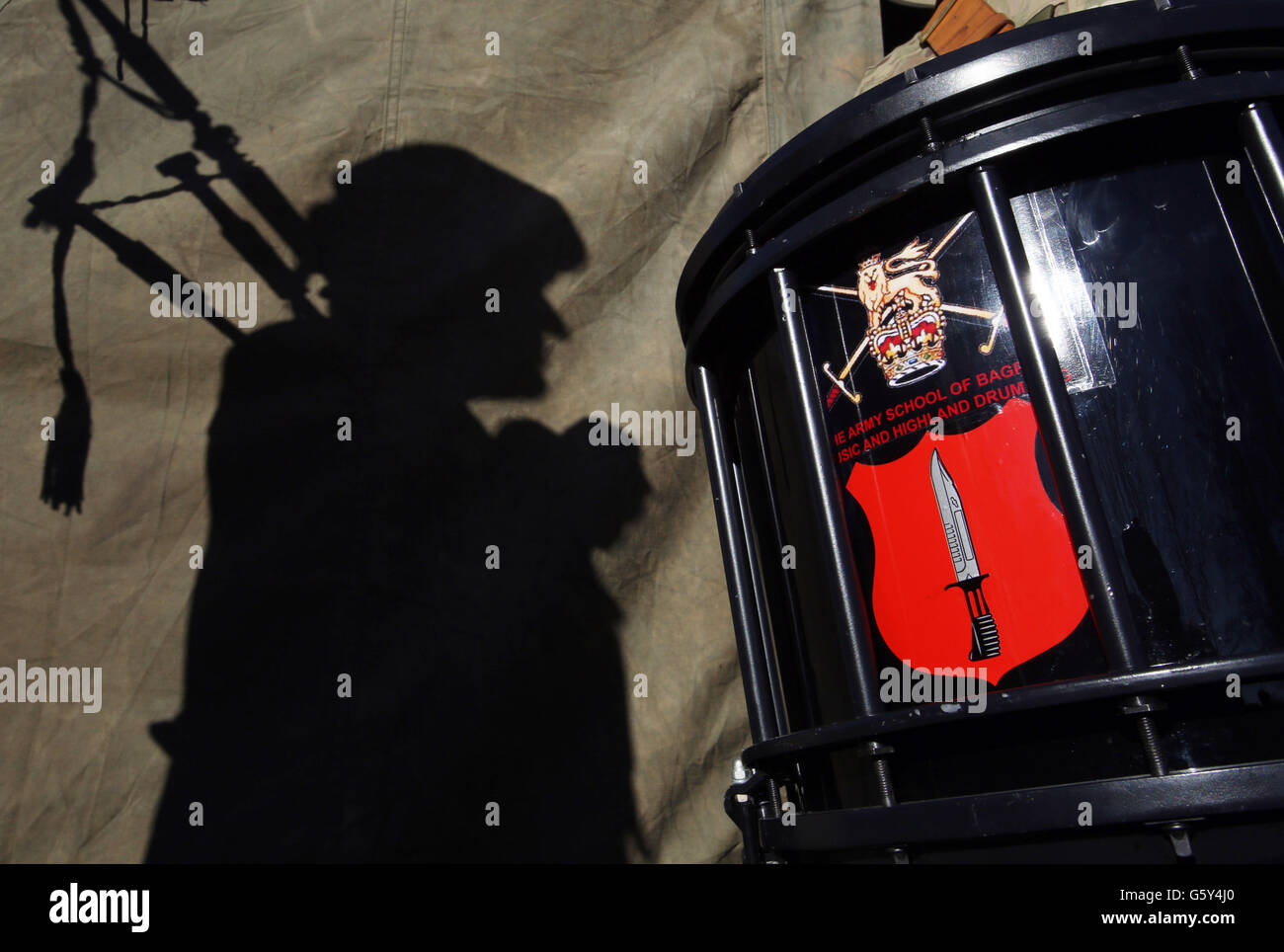 Des soldats du 39 Engineer Regiment construisent un cairn commémoratif pour les cornemuseurs et les tambours tués en guerre à la caserne de Redford, à Édimbourg. Banque D'Images