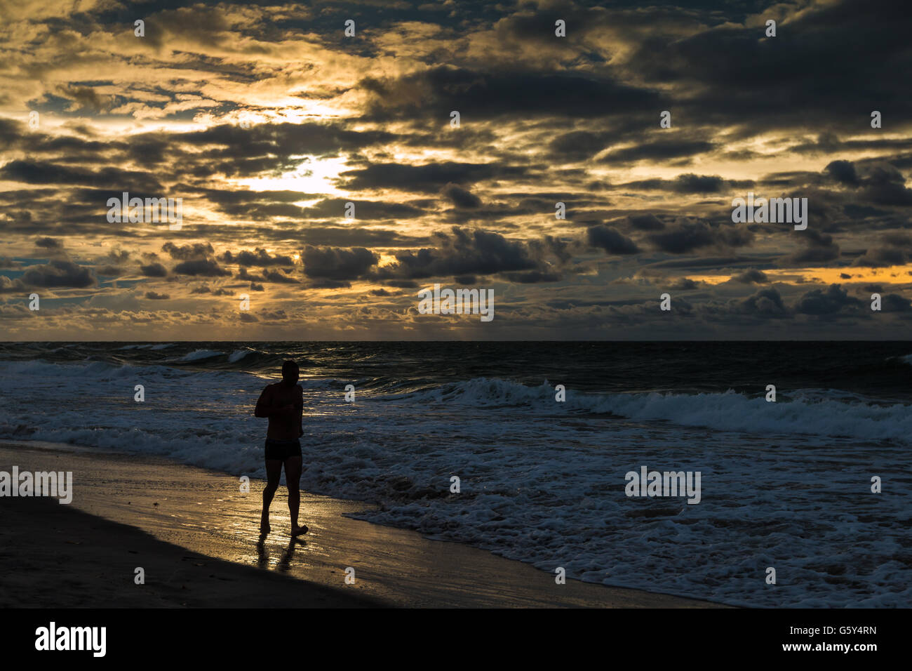 Man running in beach Banque D'Images