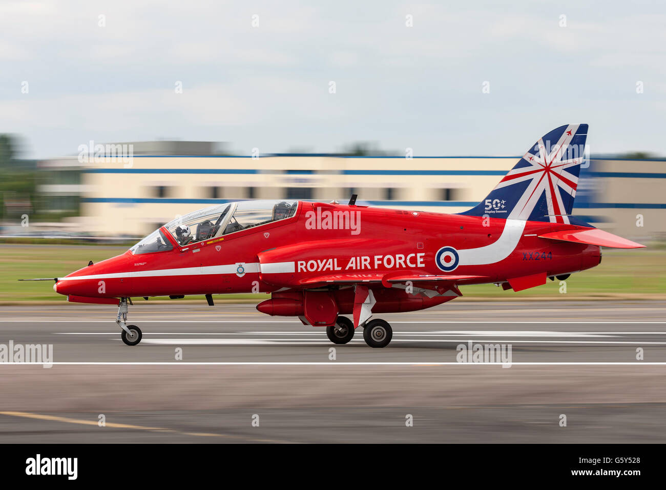 Royal Air Force (RAF) flèches rouges aerobatic display team performing au Farnborough International Airshow Banque D'Images