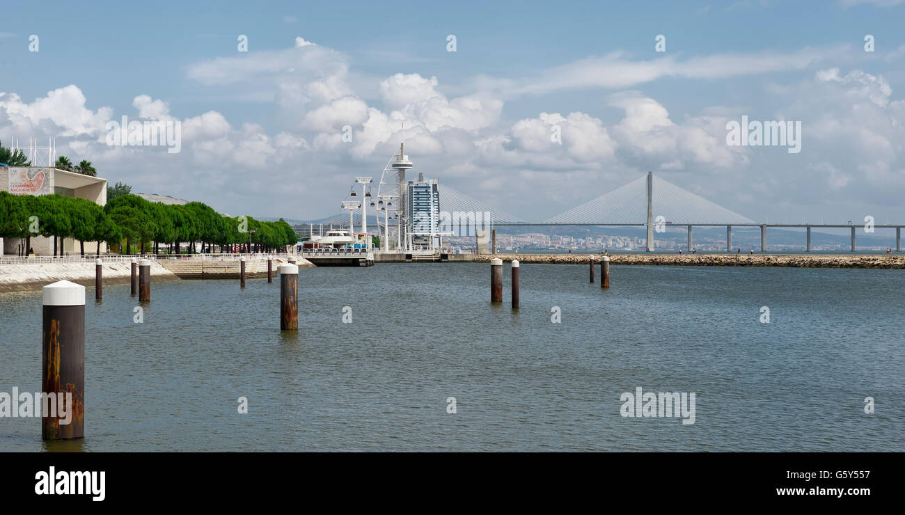 Pont Vasco da Gama und Tower, Parque das Nações (Parc des Nations), Lisbonne, Portugal Banque D'Images