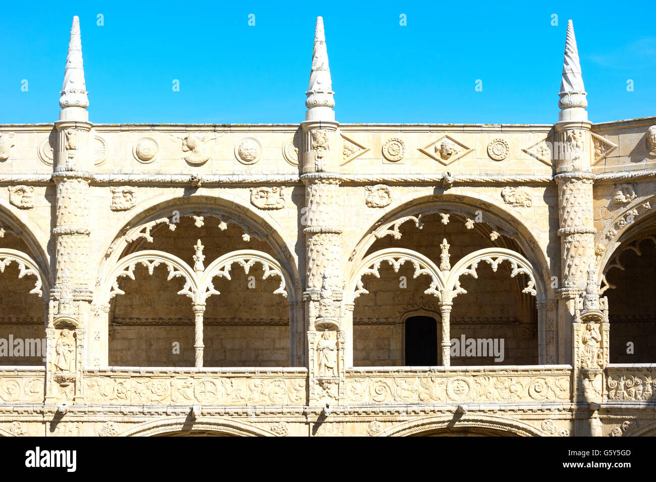 Cour de la cloître à deux étages, Mosteiro dos Jéronimos (Monastère des Hiéronymites de la), Belém, Lisbonne, Portugal Banque D'Images