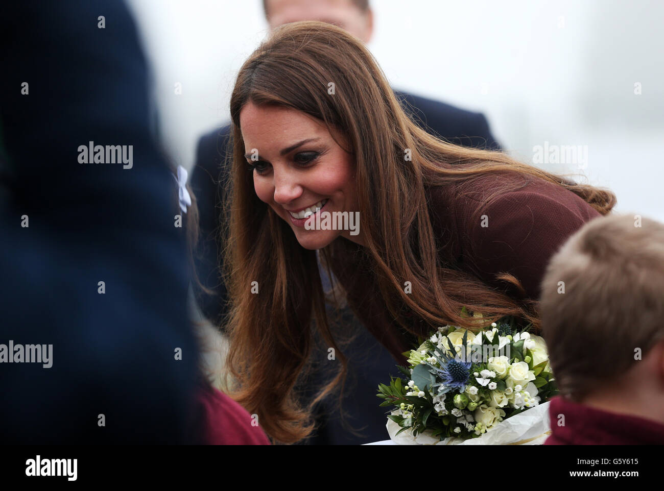 La duchesse de Cambridge est accueillie par des enfants de la Havelock Academy, Grimsby, lors de sa visite dans la ville. APPUYEZ SUR ASSOCIATION photo. Date de la photo: Mardi 5 mars 2013. Voir PA Story ROYAL Kate. Le crédit photo devrait se lire comme suit : Lynne Cameron/PA Wire Banque D'Images