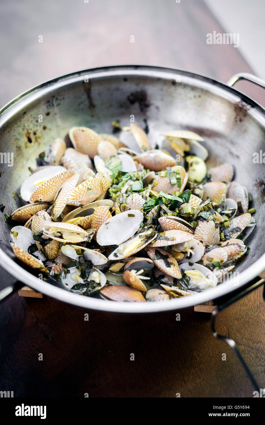 Frais cuits à l'ail moules Moules dans le vin blanc citron et d'huile d'olive traditionnel portugais Bulhao Pato style Banque D'Images