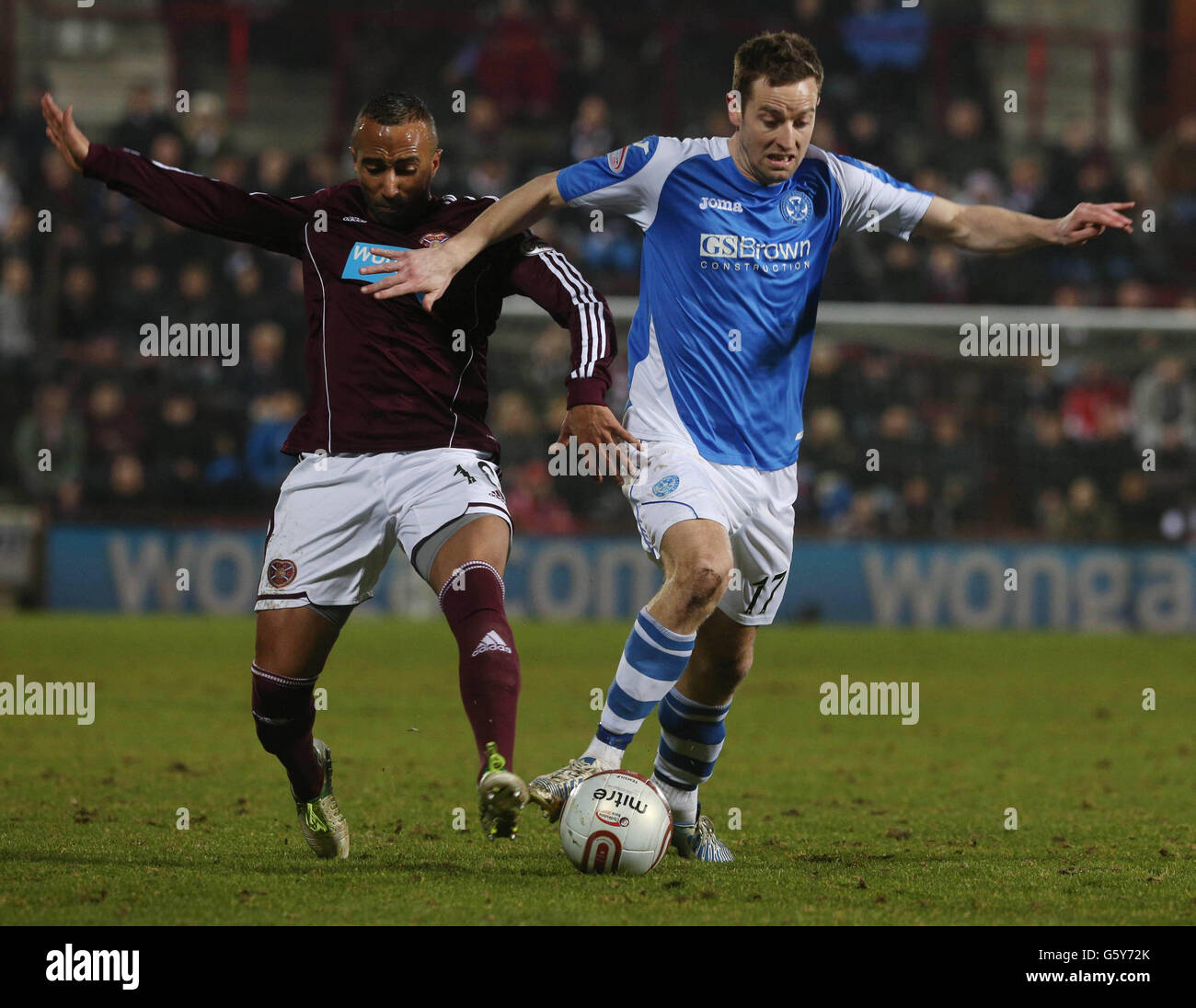 Hearts Mehdi Taouil détient Steven Maclean de St Johnstone (à droite) lors du match de la première ligue de la Banque de Clydesdale au stade Tynecastle, à Édimbourg. Banque D'Images