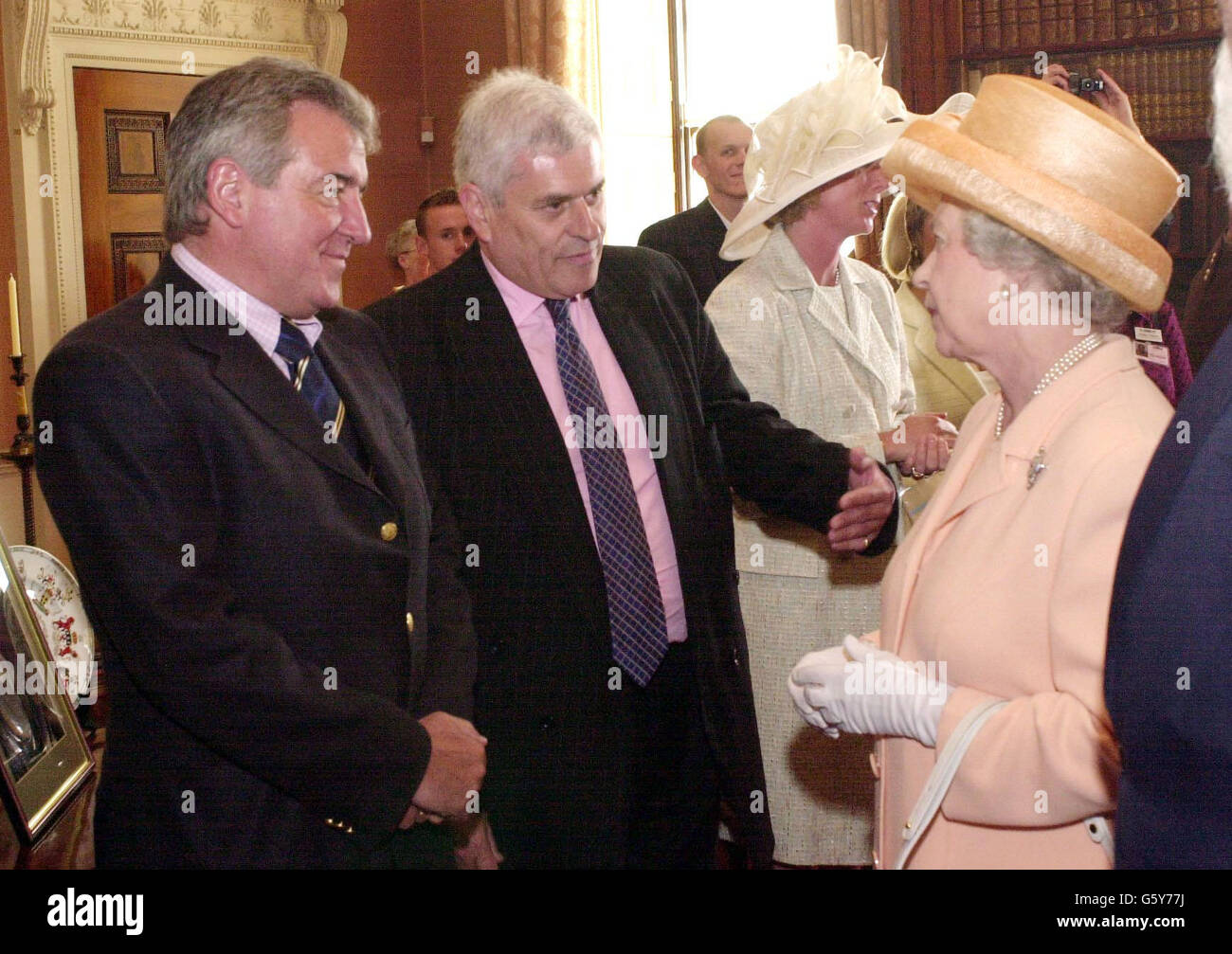 La reine Elizabeth de Grande-Bretagne est accueillie par Peter Ridsdale, président de Leeds United, avec le nouveau directeur de Leeds United Terry Venactive (à gauche) lors de sa visite à Harewood House, à Leeds. * la Reine a assisté à la Fête du Festival, une performance célébrant le Yorkshire depuis son accession. Il a été présenté sur les marches devant la Chambre de Harewood et comprenait des contributions de l'ancienne Présidente de la Chambre des communes, Baroness Boothroyd, et de l'hôte du compte à rebours, Richard Whiteley. Banque D'Images