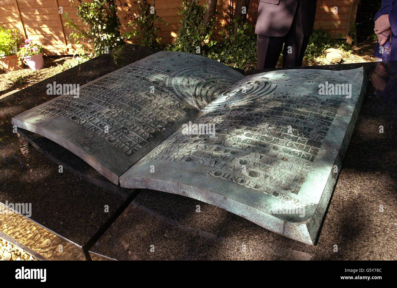 Le mémorial qui reconnaît le travail du service de renseignements polonais qui a enfreint le code Enigma après qu'il ait été dévoilé par le duc de Kent à Bletchely Park, à 40 kilomètres au nord de Londres.* le centre a d'abord utilisé les connaissances recueillies par un groupe de mathématiciens polonais - Marian Rejewski, Jerzy R zycki et Henryk Zygalski - pour déchiffrer les signaux allemands de la Seconde Guerre mondiale. Banque D'Images