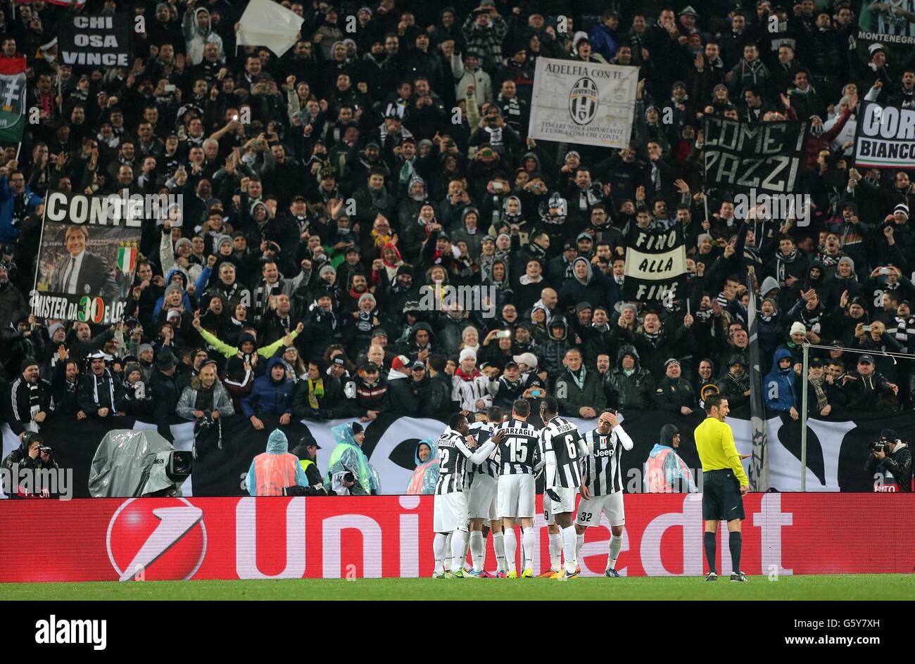 Football - UEFA Champions League - Round of 16 - second Leg - Juventus v Celtic - Juventus Stadium.Les joueurs de Juventus célèbrent le deuxième but de leur côté du jeu devant les fans de la maison Banque D'Images