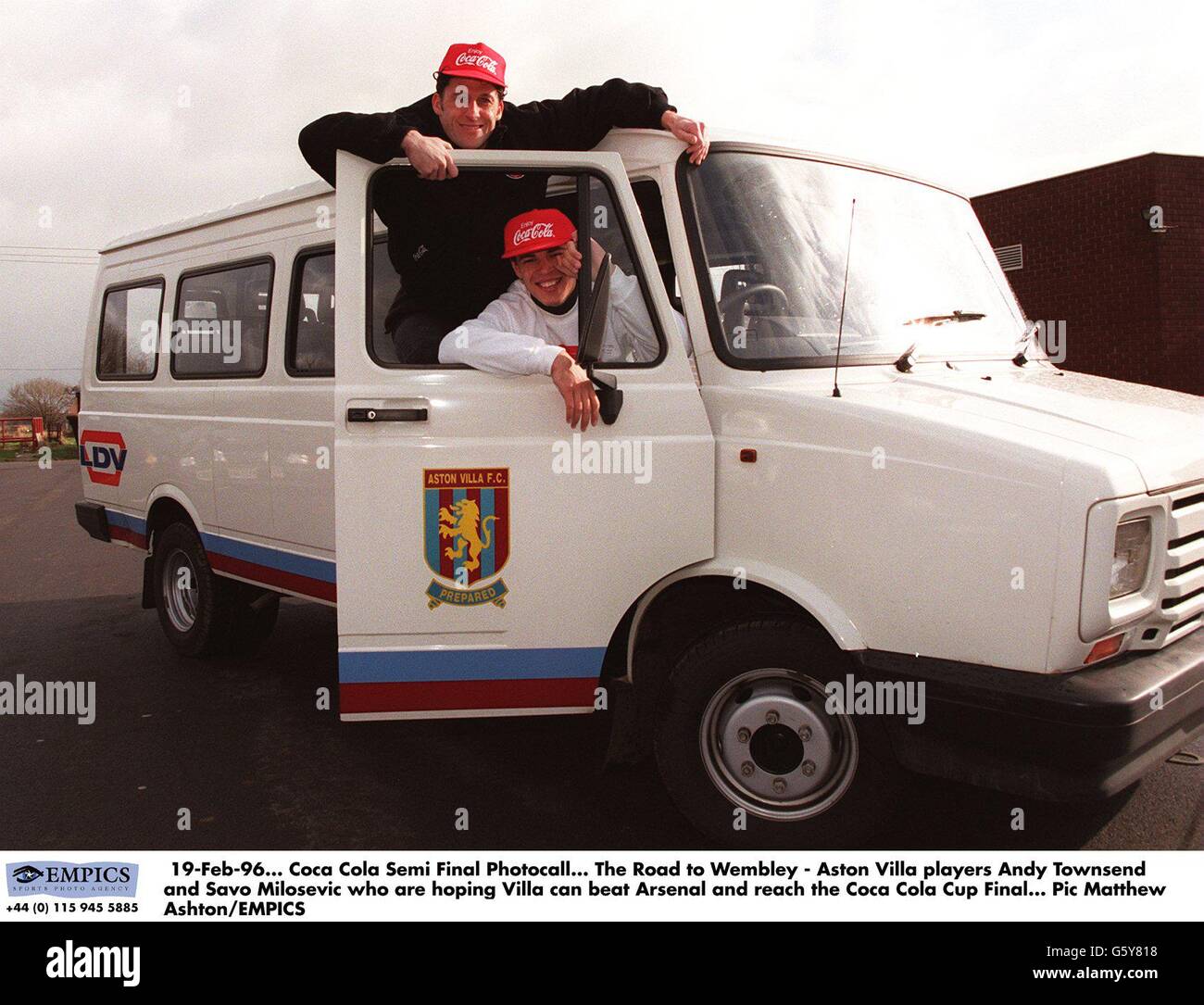 19-fév-96. Coca Cola semi final Photocall. La route de Wembley - Aston les joueurs de Villa Andy Townsend et Savo Milosevic qui espèrent que Villa peut battre Arsenal et atteindre la finale de la Coca Cola Cup Banque D'Images