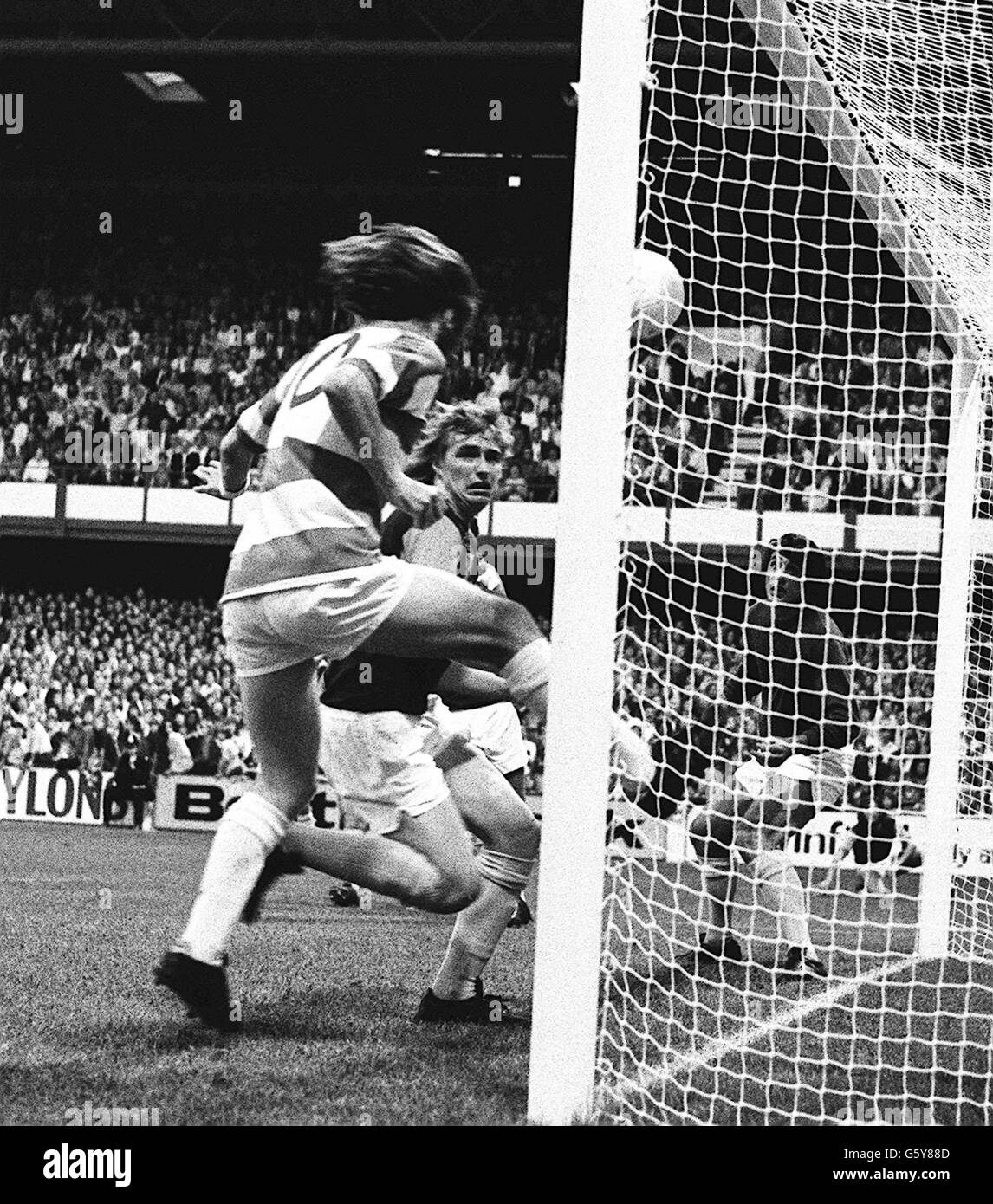 Un but interdit dirigé par Stan Bowles (N°10) des Queens Park Rangers regardé par Kevin Lock et le gardien de but Bobby Ferguson de West Ham United, lors d'un match de la League Division One au stade des Rangers, Shepherds Bush. Banque D'Images