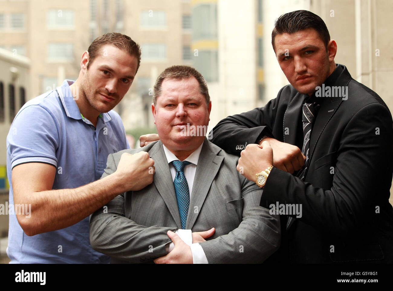 Tyson Fury (à gauche) pose pour des photos avec son cousin Hughie Fury, qui vient de signer avec le promoteur Mick Hennessy (au centre) après une conférence de presse au Cape Sports Bar, à Londres. Banque D'Images