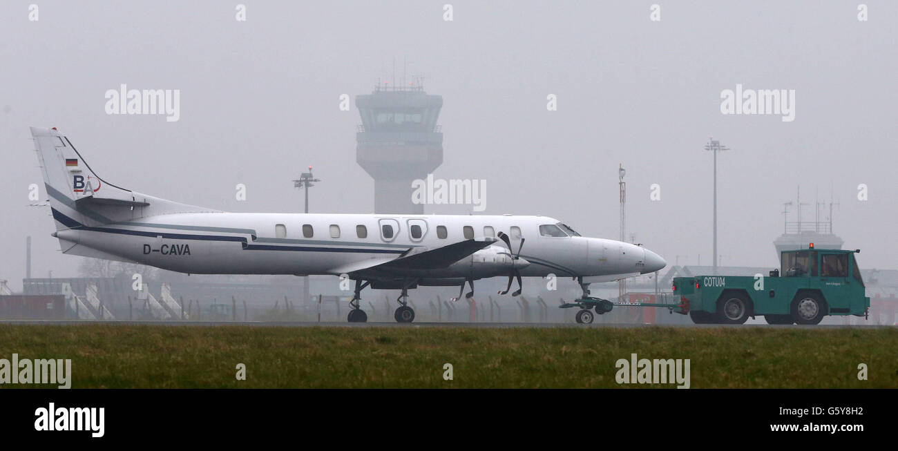 Scène d'un accident d'avion à l'aéroport de Dublin après que la roue avant de l'avion Bin Air a bouclé à l'atterrissage, causant l'accident sur la piste. Banque D'Images