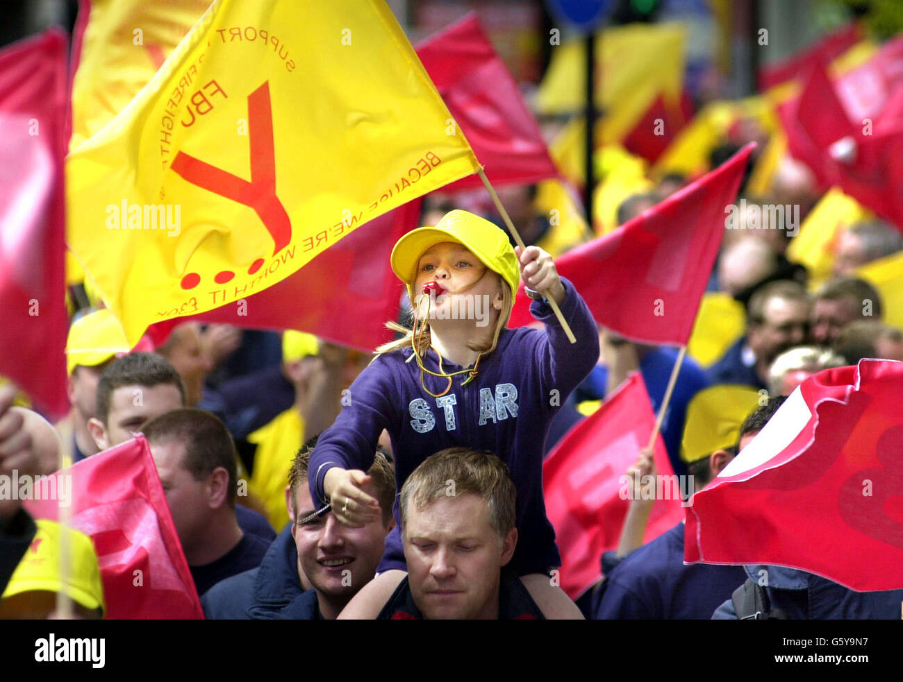 Des milliers de pompiers venus de tout le Royaume-Uni ont participé à une marche et se sont ralliés à Glasgow dans le cadre d'une campagne d'augmentation des salaires. Les organisateurs attendaient jusqu'à 3,000 pompiers et agents de contrôle d'urgence de tout le Royaume-Uni jusqu'en mars. *c'est le dernier spectacle de force dans une campagne nationale par l'Union des Brigades de feu (FBU). La FBU veut porter à 30,000 le salaire de base d'un pompier, avec une parité salariale totale pour le personnel de contrôle des incendies d'urgence. Les pompiers qualifiés obtiennent actuellement environ 21,000 après cinq ans de formation. Banque D'Images