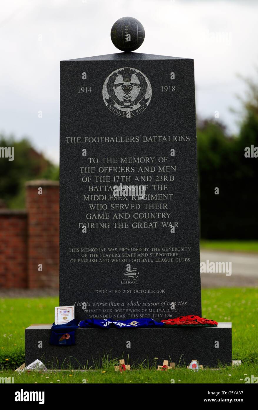 Un monument de Longueval, France à l'officier et les hommes du 17e et 23e Middlesex Regiment, le bataillon des footballeurs qui ont servi leur pays et de jeu au cours de la Grande Guerre. Banque D'Images