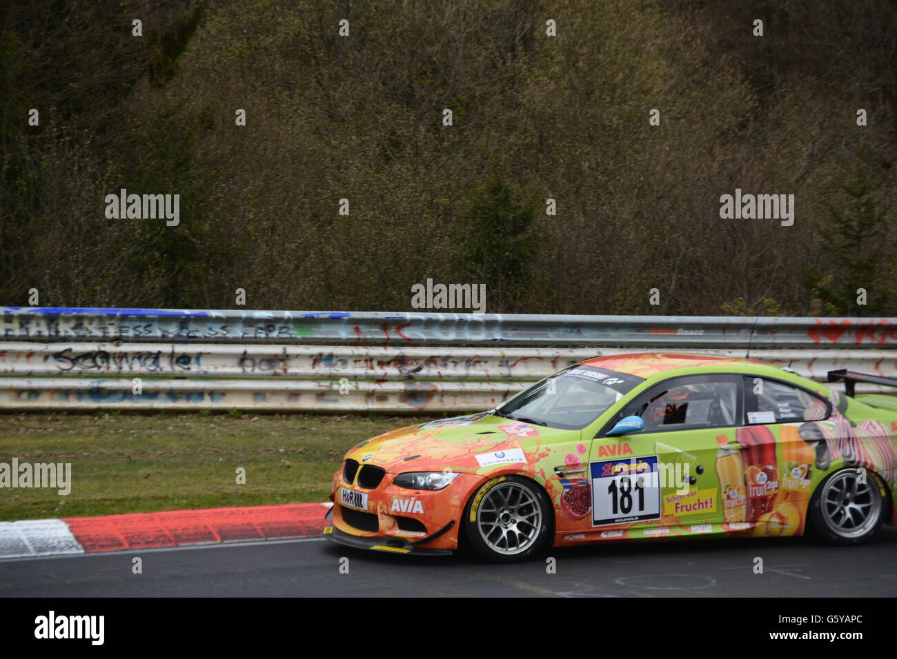 À la voiture de course de Nürburgring Nordschleife - Banque D'Images