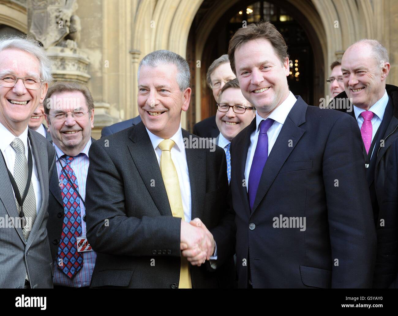 Mike Thornton, député de gauche, avec le vice-premier ministre Nick Clegg devant le Parlement, Westminster, après sa récente victoire à l'élection partielle d'Eastleigh. Banque D'Images