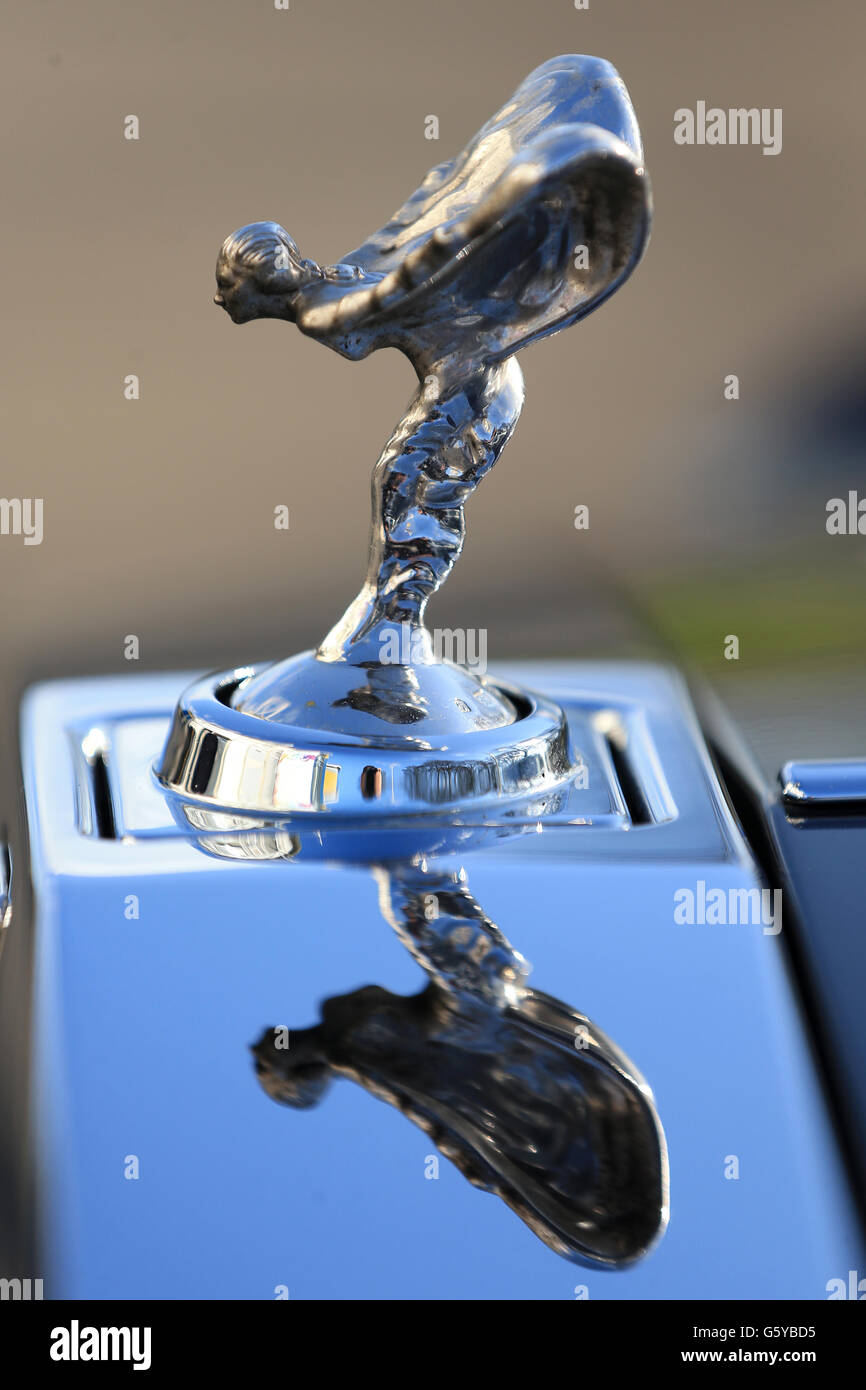 Une voiture Rolls Royce à thème gagnante de la coupe Arsenal FA se trouve  dans le parking devant Wembley avant le FA Community Shield au stade  Wembley à Londres APPUYEZ SUR ASSOCIATION