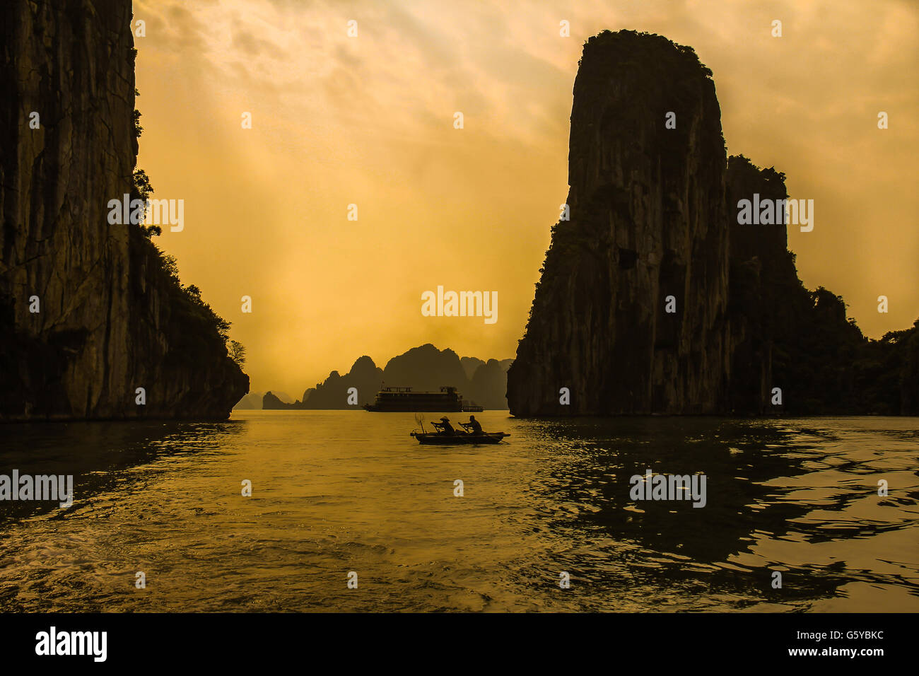 Coucher du soleil dans la baie de Halong Vietnam Banque D'Images