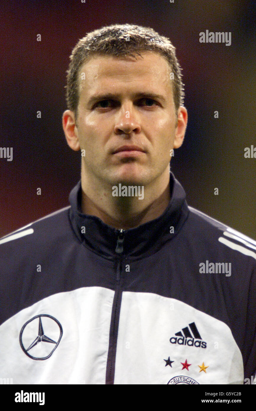 Oliver Bierhoff pays de Galles / Allemagne.Oliver Bierhoff lors du match de football Allemagne / pays de Galles au stade Millennium. Banque D'Images