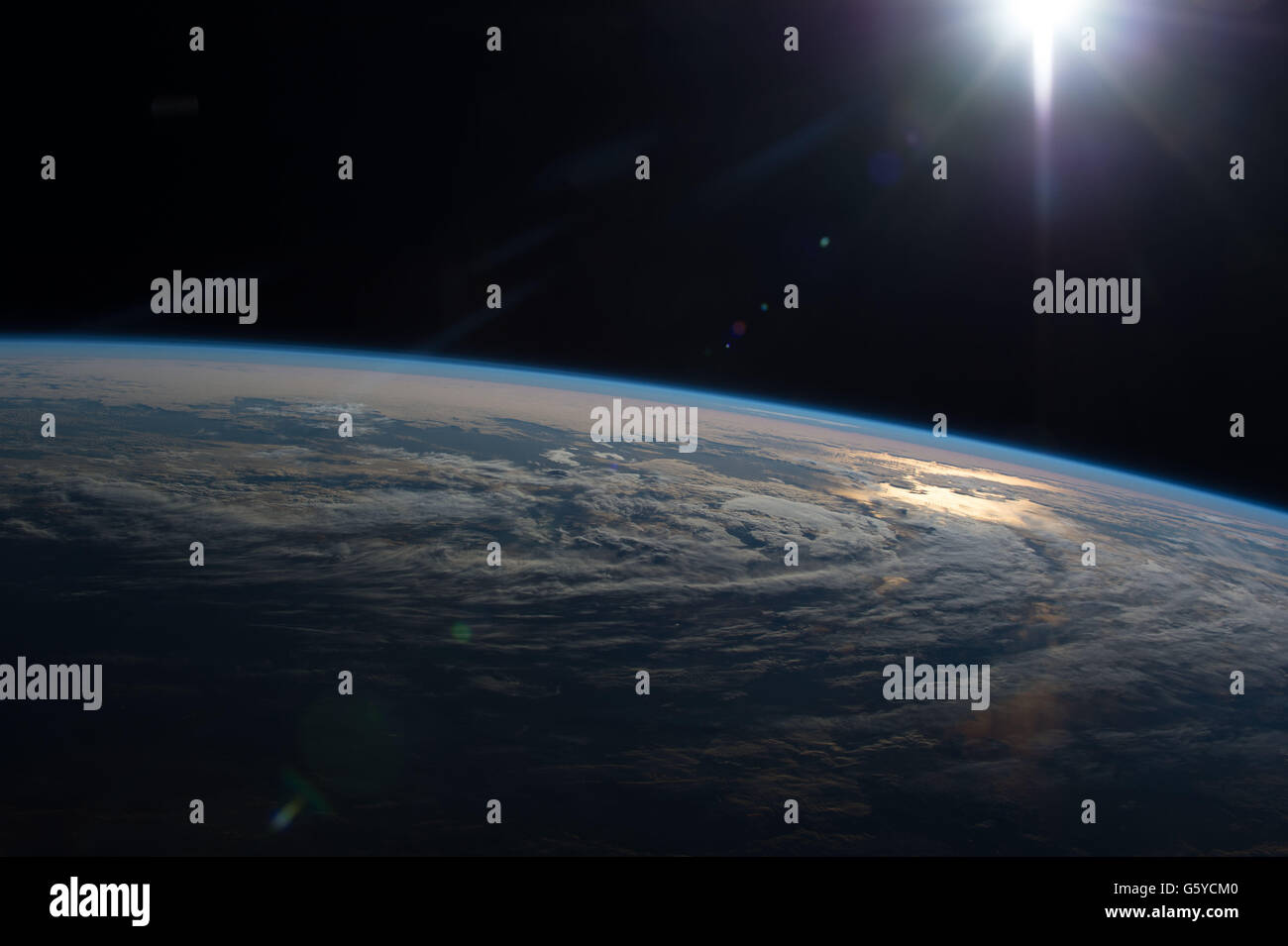 L'observation de la Terre La Station spatiale internationale image capturée par les membres de l'Expédition 47 montrant le soleil qui se reflète sur l'océan et l'atmosphère de la mince couche de protection de la Terre depuis l'espace. Banque D'Images