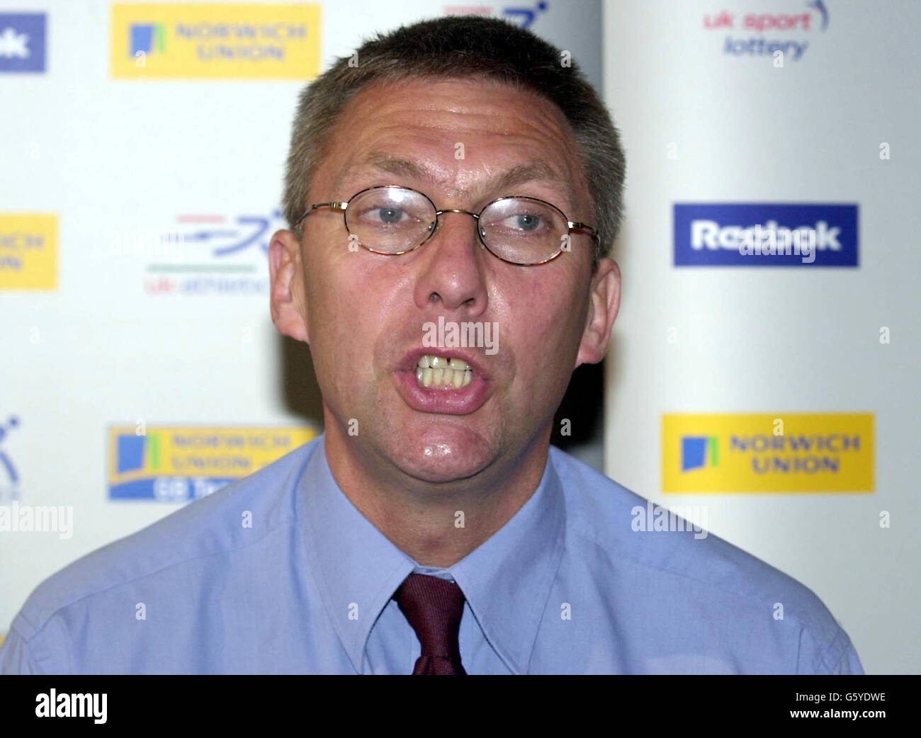 David Moorcroft, le chef de l'athlétisme britannique, lors d'une conférence de presse à Londres où l'équipe de Norwich Union GB pour les championnats d'Europe 2002 a été annoncée. L'événement se déroule le 6-11 août à Munich. Banque D'Images