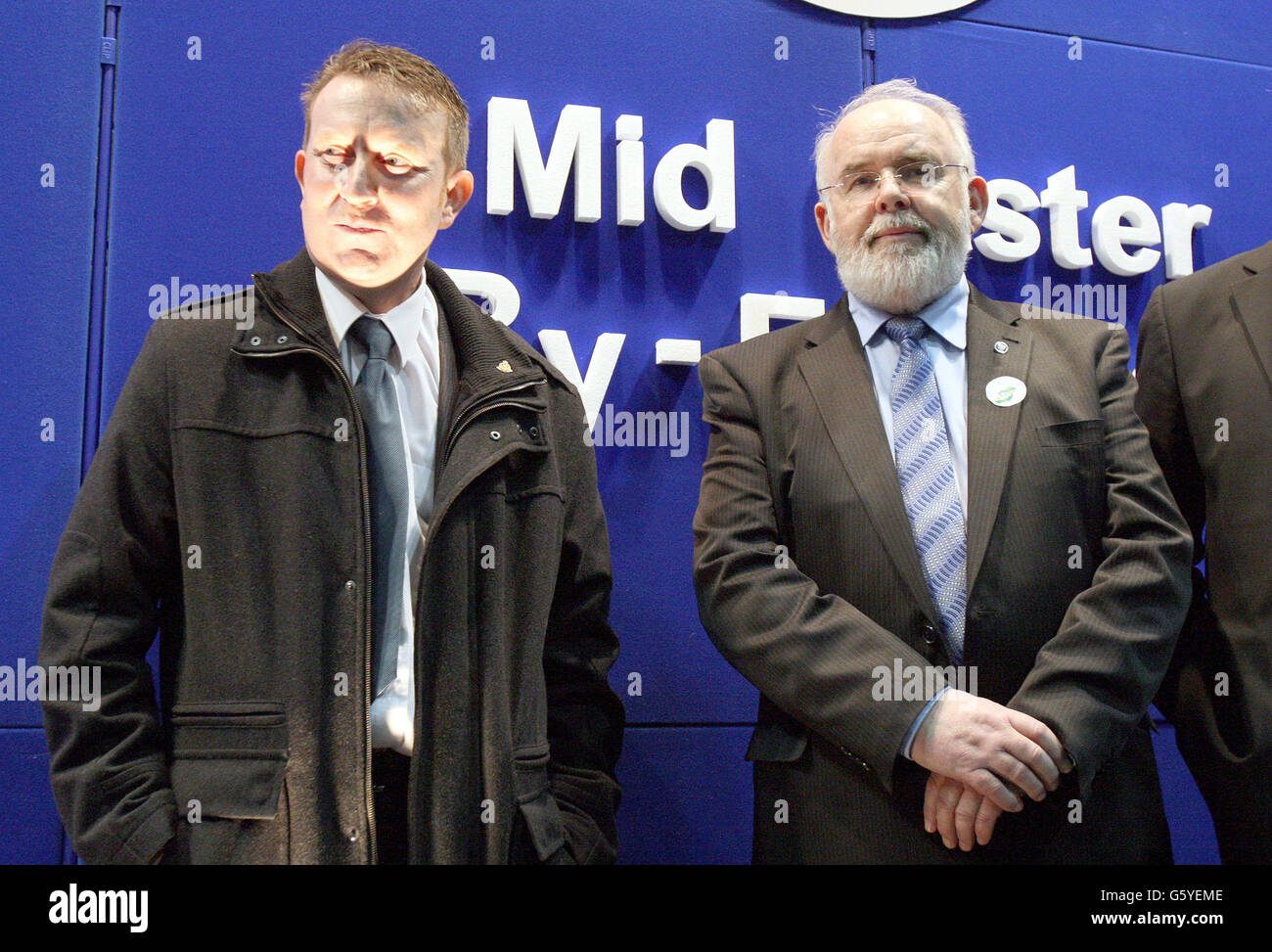 Sinn Fein candidat Francie Molloy (à droite) nouvellement élu député de Mid Ulster, qui a battu le candidat Unionist Unity Nigel Lutton (à gauche), au centre de comptage à Cookstown Leisure Centre, Co Tyrone. Banque D'Images