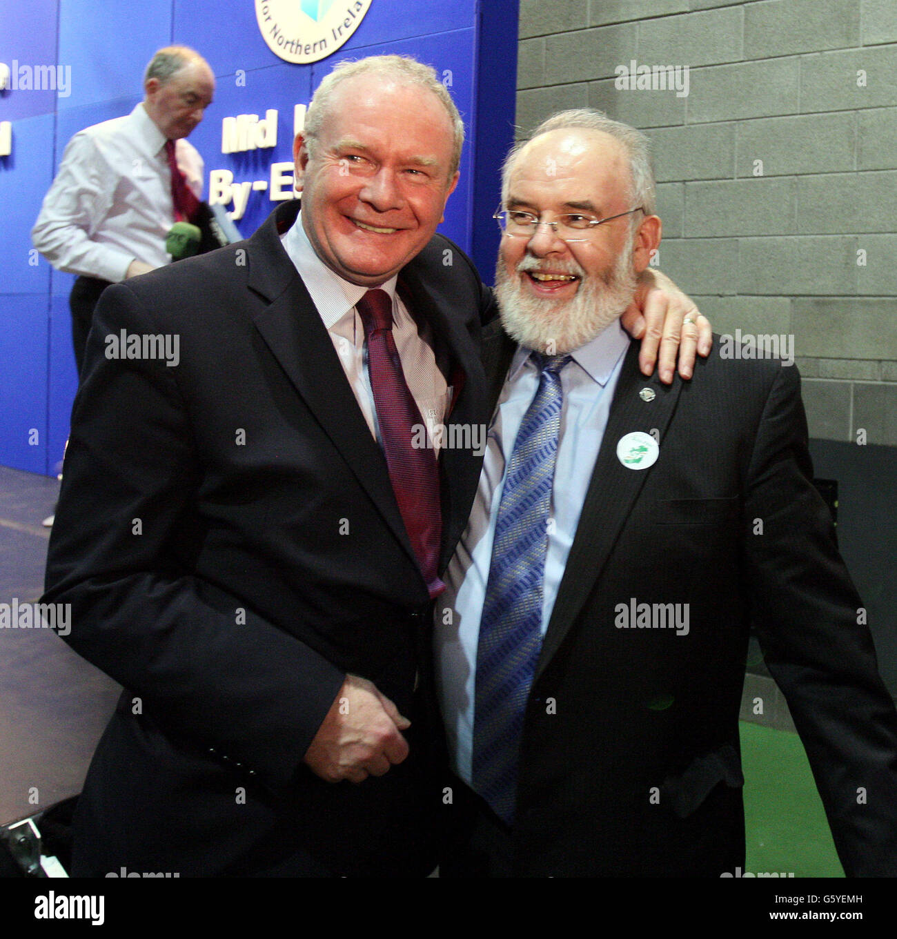 Le candidat de Sinn Fein Francie Molloy (à droite) est félicité par le député sortant, Martin McGuinness, alors qu'il célèbre être élu député de Mid Ulster, au centre de comptage de Cookstown Leisure Centre, Co Tyrone. Banque D'Images