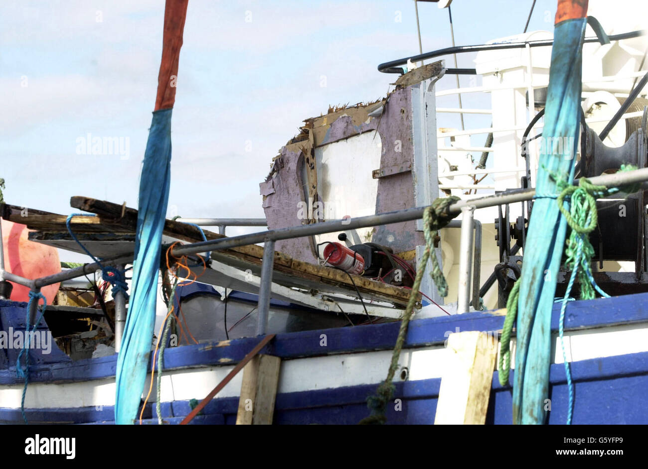 Dommage au pont des poissons, qui a coulé de Fethard-on-Sea, dans le comté de Wexford, sur la côte sud de l'Irlande, le week-end avec la perte de cinq vies, dont trois générations d'une famille, dans le port de Waterford après qu'il ait été récupéré la nuit.* les plongeurs de la Marine et l'unité sous-Aqua de Garda ont attaché des aides de flottabilité au bateau qui était couché à 13 mètres sous la surface environ un mile de la rive.L'air comprimé a progressivement amené le navire de 26 pieds à la surface et l'eau a été pompée avant que des tentatives aient été faites pour le remorquer jusqu'au port où la police et les inspecteurs des victimes de la Marine Banque D'Images