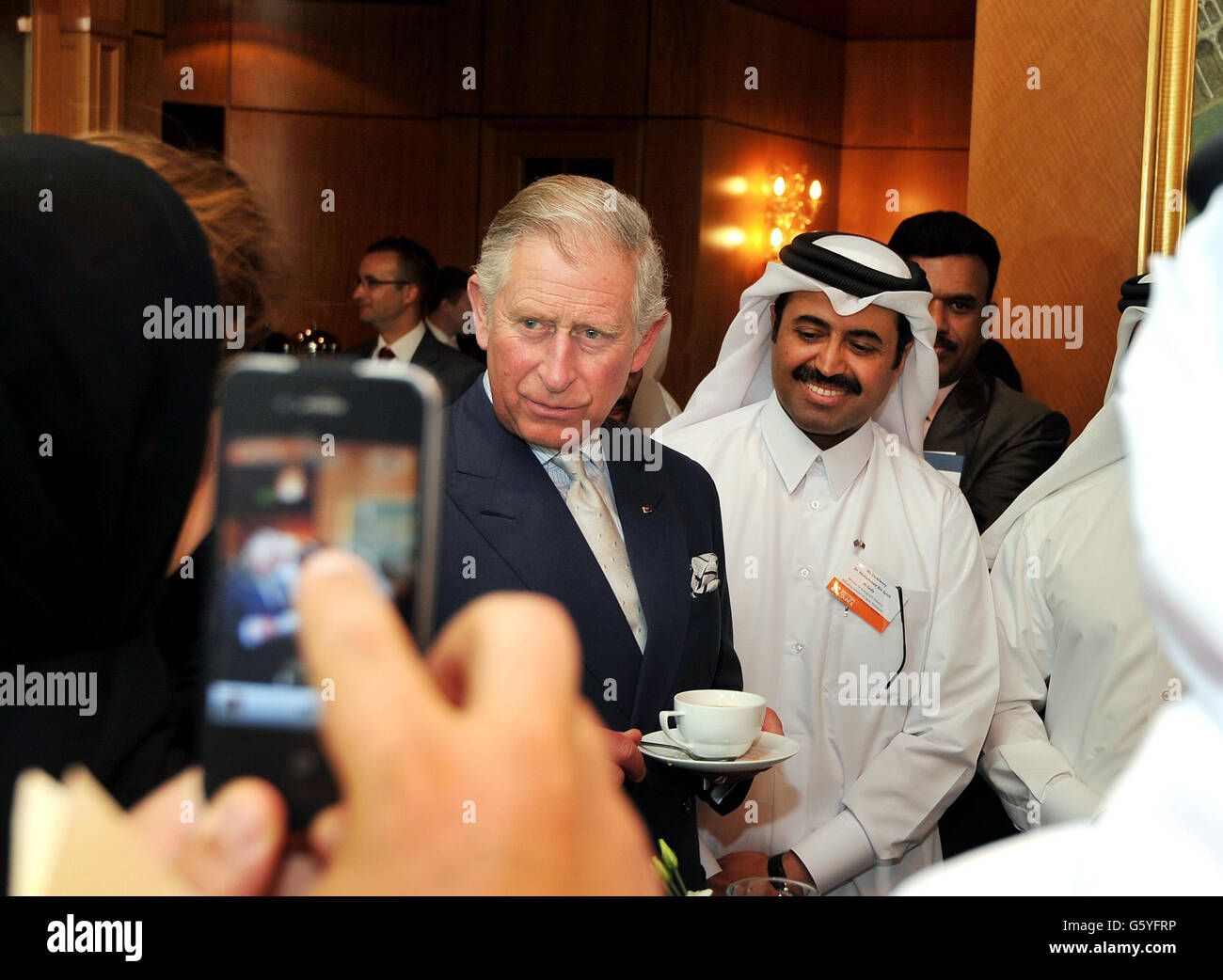 Le Prince de Galles parle à de jeunes gens qatari qui étaient d'anciens étudiants au Royaume-Uni, lors d'une réception à l'hôtel four Seasons de Doha, la capitale du Qatar, au Moyen-Orient. Banque D'Images