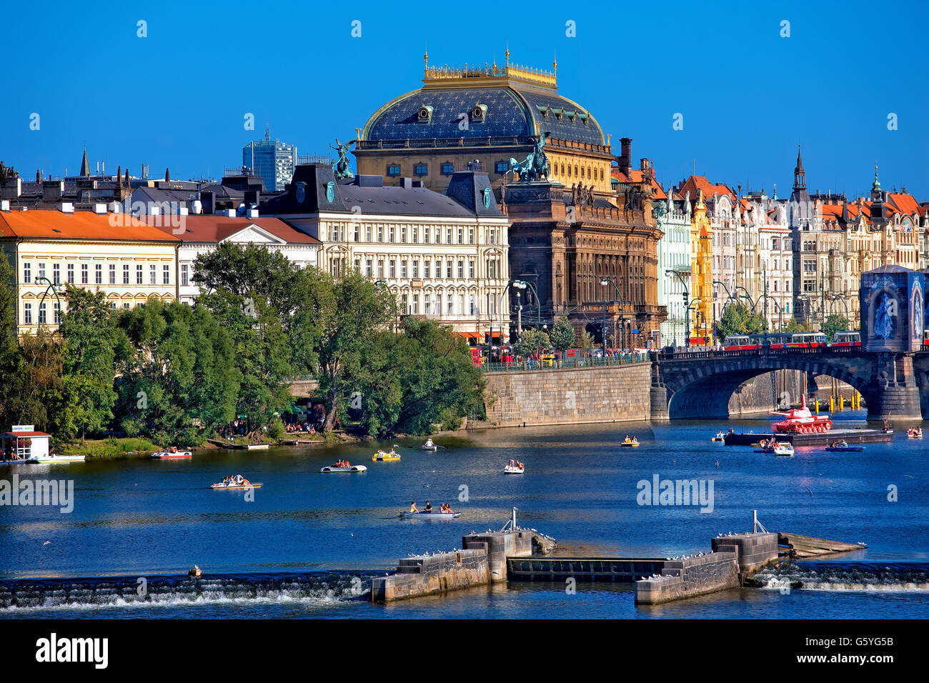 Le Théâtre National et la rivière Vltava à Prague Banque D'Images