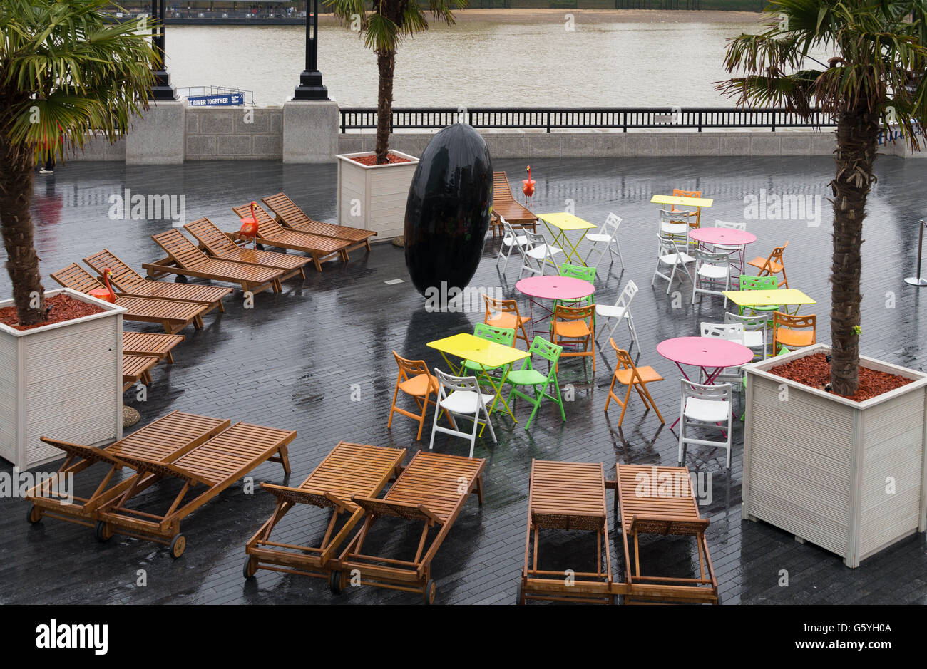 Café de la rue vide et humide exposée à Londres Banque D'Images