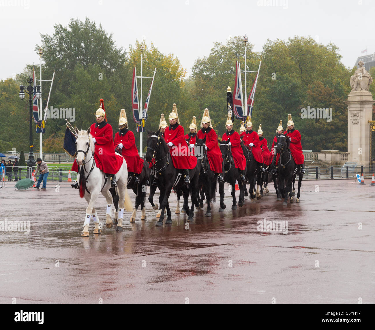 Londres, ANGLETERRE - 21 octobre 2015 : défilé de chevaux arrive au palais de Buckingham, la résidence de Londres et de l'administration headqu Banque D'Images