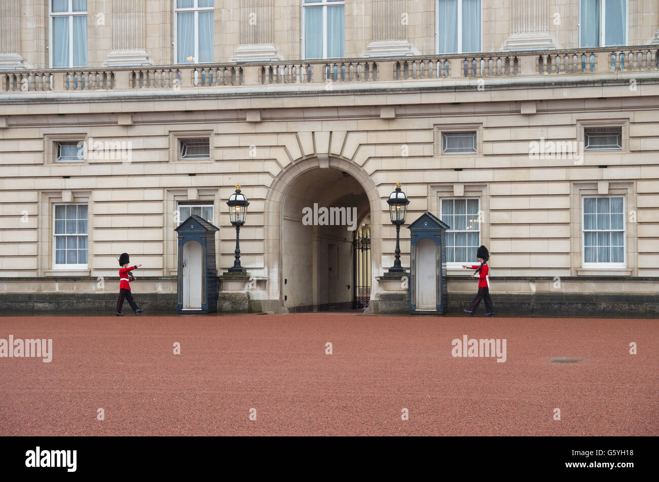 Londres, ANGLETERRE - 21 octobre 2015 : la Garde royale britannique à l'entrée du palais de Buckingham. Le palais de Buckingham est le London Banque D'Images