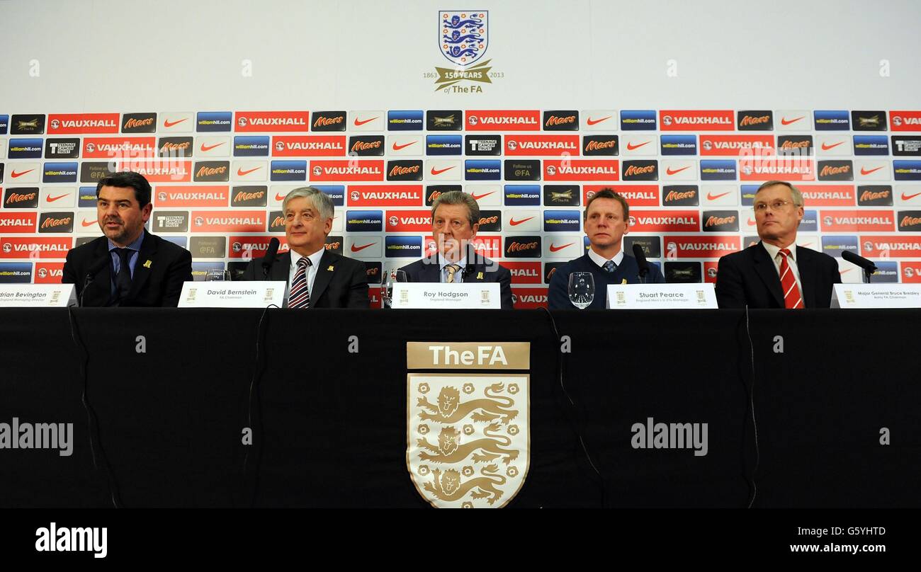 Roy Hodgson, directeur de l'Angleterre (au centre), Stuart Pearce, directeur de l'équipe U21 de l'Angleterre (2e à droite), David Bernstein, David Bernstein, Adrian Bevington, directeur général du Club England, et Bruce Brealey, président de l'équipe FA de l'Armée de terre, lors d'une conférence de presse au stade Wembley, Londres annoncera un match de l'Armée britannique contre FA Legends le 18 mai 2013 au Madejski Stadium Banque D'Images