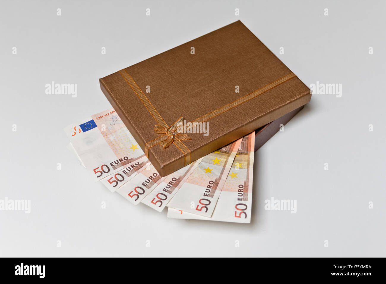 Boîte-cadeau avec du ruban et des billets en euros Banque D'Images