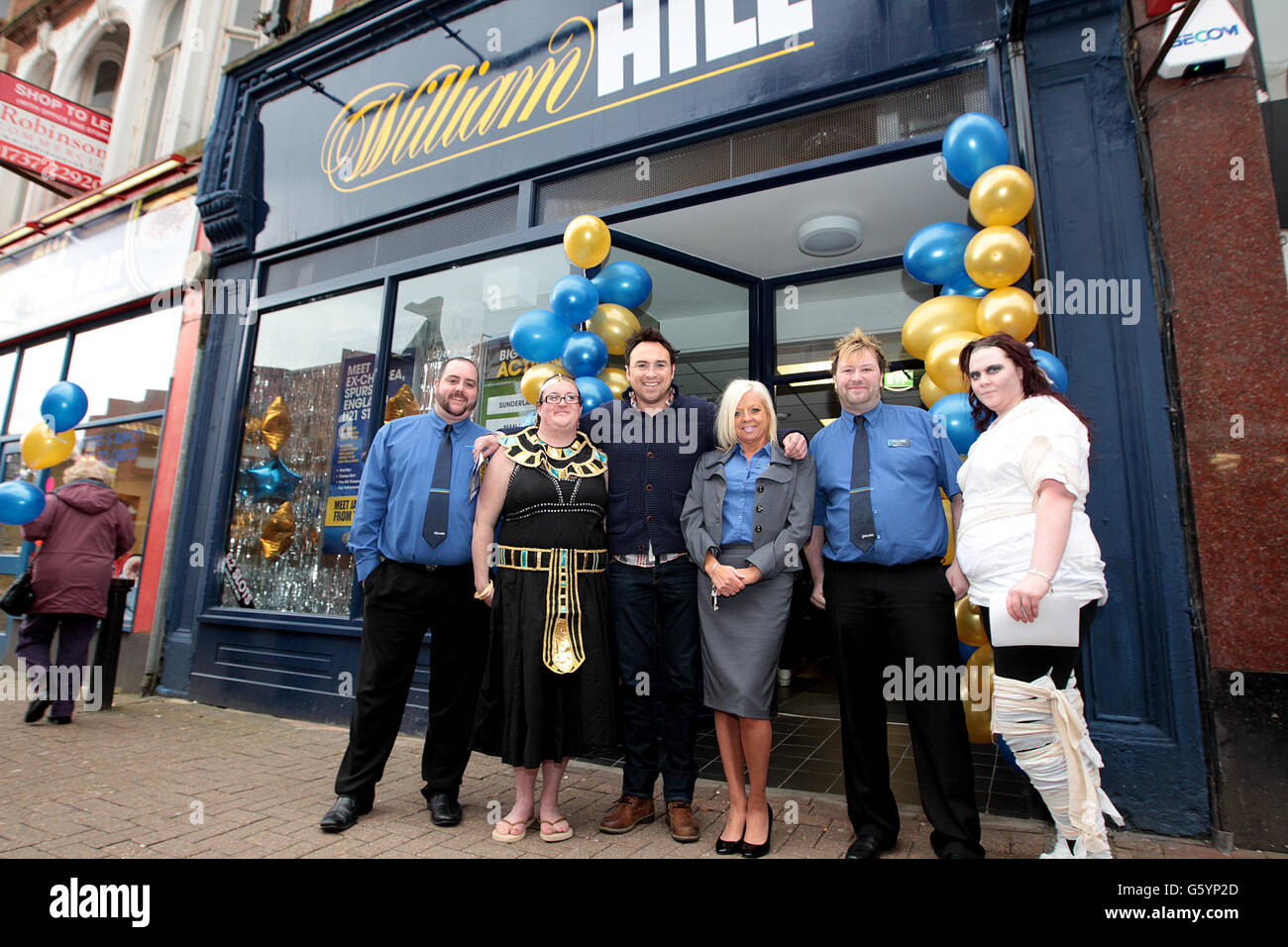 Jason Cundy avec le personnel de la librairie William Hill Ouverture à Redhill Banque D'Images