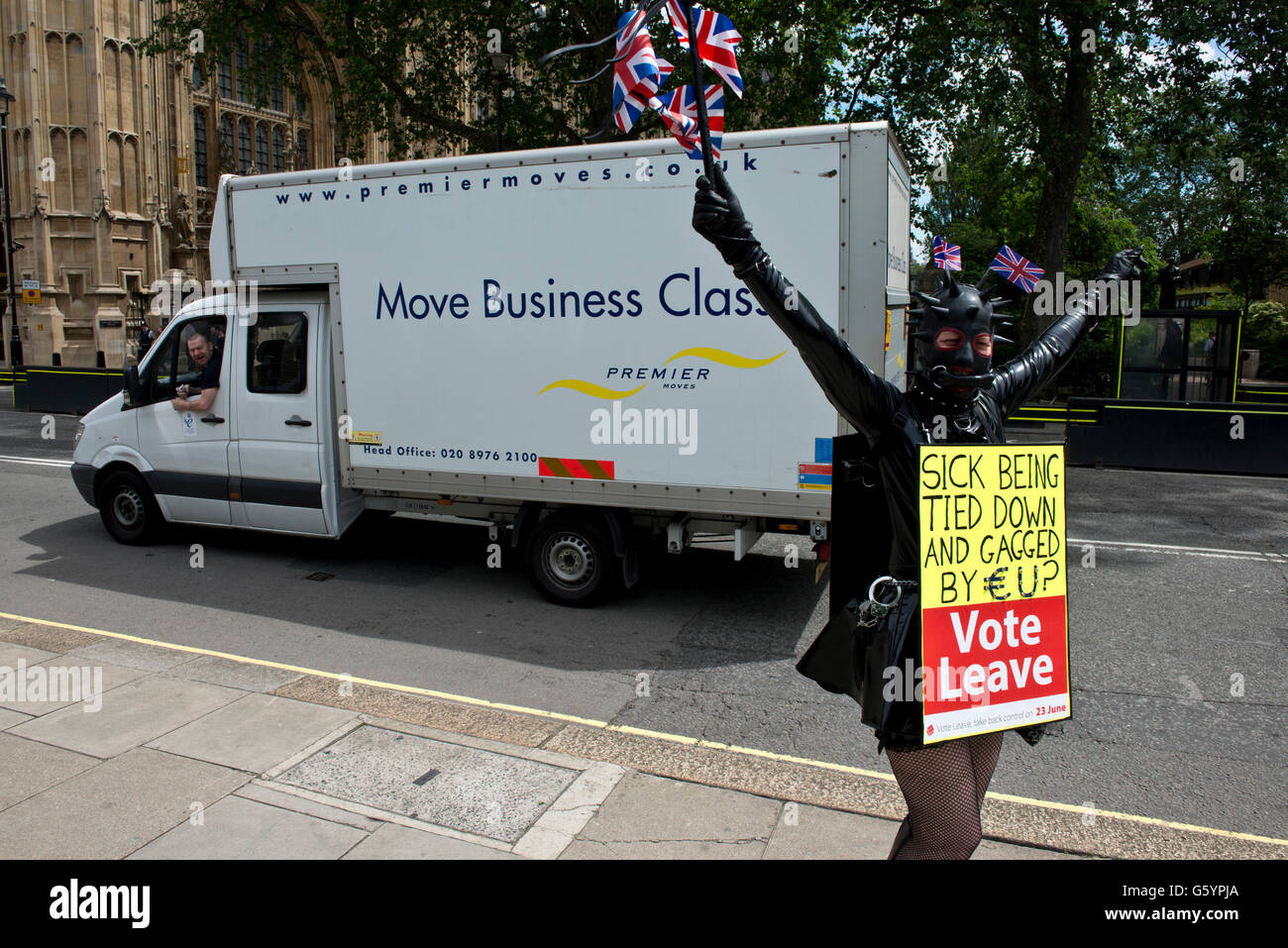 White Van Man se place derrière Madame la démocratie au Parlement. Image prise le 21 juin 2016 Banque D'Images