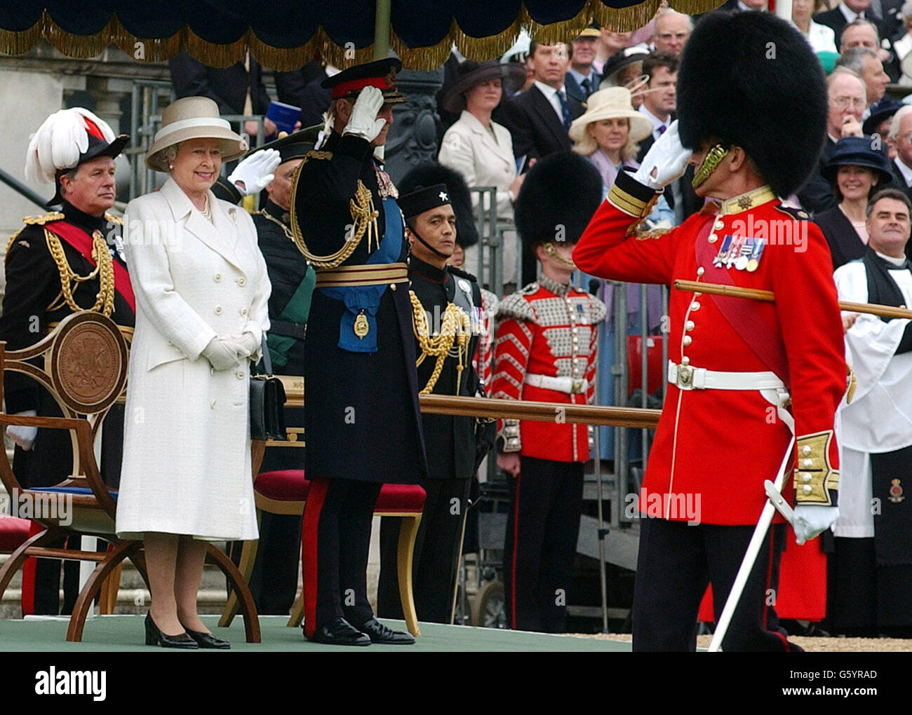 La reine Elizabeth II et le duc d'Édimbourg regardent le sergent de  garnison, le major Alan Perry Mason, défiler pour la dernière fois au cours  d'un défilé historique et unique de gardes