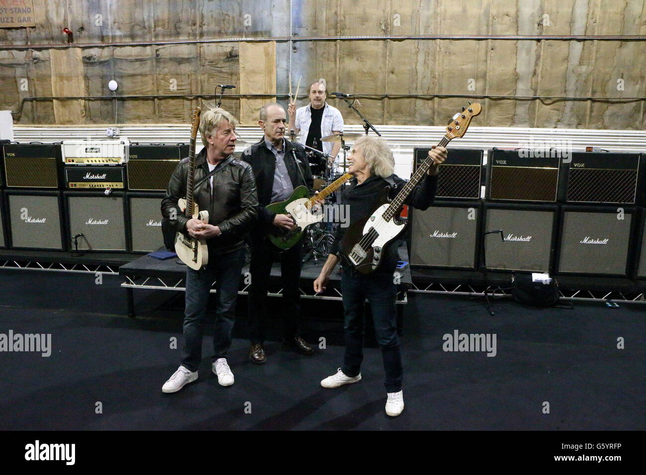 Les premiers membres du statu quo Rick Parfitt, Francis Rossi, Alan Lancaster et John Coghlan (arrière) pratiquent aux studios Shperton de Surrey avant de procéder à une réforme pour une série unique de dates au Royaume-Uni en mars 2013. Banque D'Images