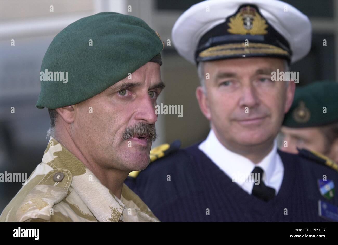 Le Brigadier Roger Lane avec Sir Alan West Commandant en chef de la flotte qui a rencontré des soldats de la Brigade Commando 3 arrivant à la RAF Brize Norton, Oxfordshire. Les Royal Marines ont été déployées dans le cadre de l'opération Jacana à Bagram. * ayant passé trois mois à chasser les combattants d'Al Qaida. Banque D'Images