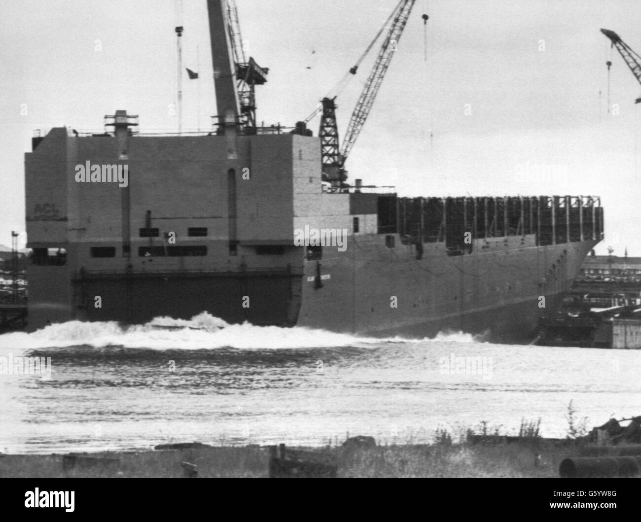 Le nouveau navire à conteneurs Atlantic Conveyor a été lancé par Anne Heseltine, épouse du secrétaire à la Défense Michael Heseltine, dans le chantier naval Wallsend Swan Hunter à Tyneside.L'ancien convoyeur de l'Atlantique a été détruit pendant la guerre des Malouines. Banque D'Images
