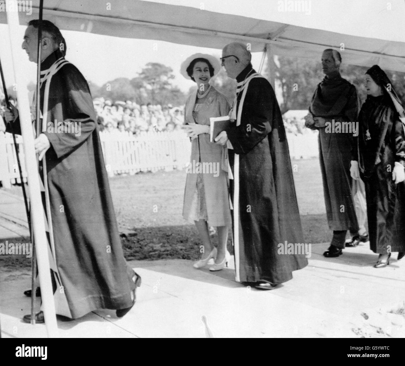 La Reine et le duc d'Édimbourg (vu derrière, dans les robes vertes d'un barde) marchent jusqu'au pavillon de l'Eisteddfod royale nationale du pays de Galles à Sophia Gardens Field, Cardiff. Le duc devait être initié Ovate honoraire de la Gordsedd de Bards, avec le titre 'Philip Meirionnydd'. Banque D'Images