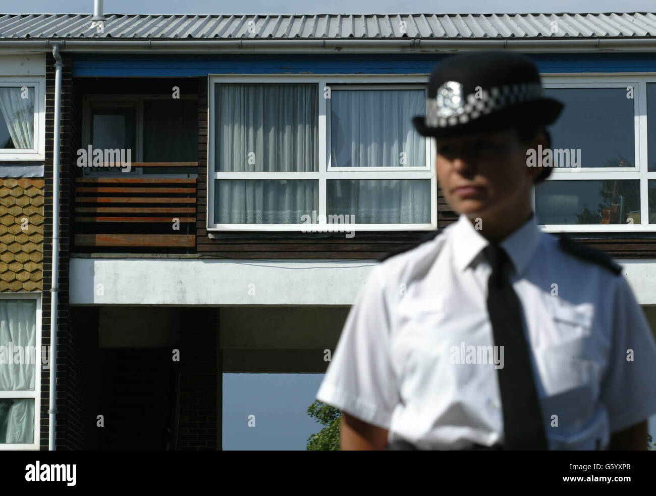 Un policier se tient à l'extérieur du domicile de Richard Kemp, 52 ans, à Gosport, dans le Hampshire, qui est interrogé par la police sur l'île de Wight au sujet de la mort d'un étudiant danois de 15 ans dont le corps a été découvert mardi soir. * le corps de l'élève danois a été découvert dans une carrière boisée à Brading sur l'île de Wight après qu'elle n'ait pas pu se rendre pour une fête sur la plage mardi soir. Richard Kemp a été arrêté à la fin de la nuit dernière sur le côté ouest de l'île. Banque D'Images