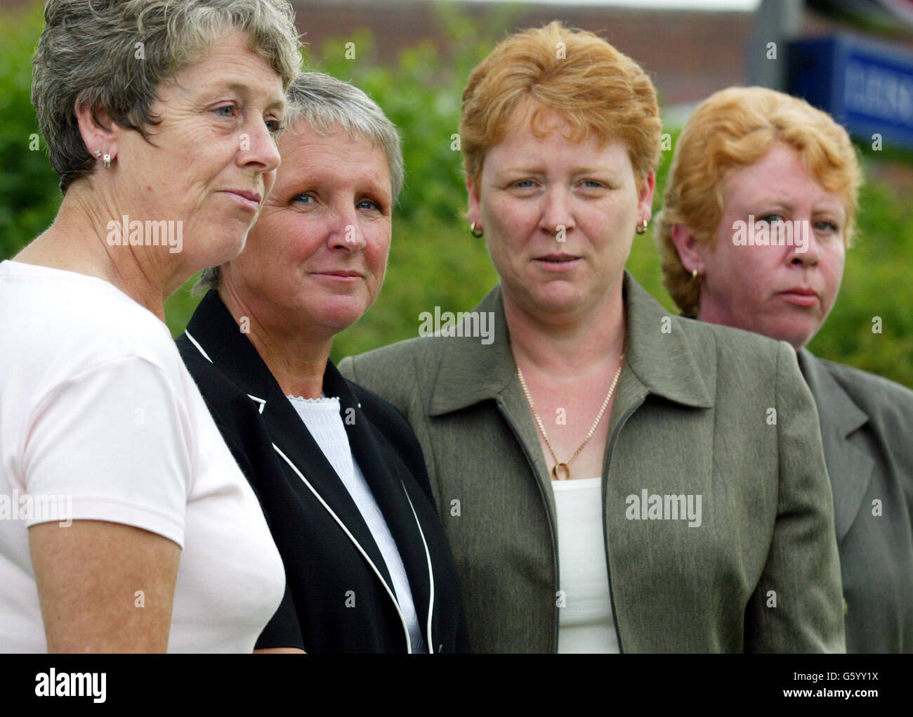 Sœurs (de gauche à droite) Betty Clayton, Helen Blackwell, Jayne Gaskell et Brenda Hurst dont les parents Bertha Moss et Sydney Walton ont tous deux été tués par Hyde GP Harold Shipman. * le GP de la famille, de Hyde, Manchester, a assassiné 215 de ses patients, selon une enquête présidée par la juge de la haute Cour Dame Janet Smith. Elle a également dit qu'il y avait un vrai suspicien qu'il a prétendu avoir fait 45 autres victimes. Shipman, aujourd'hui âgé de 56 ans, a été reconnu coupable au tribunal de la Couronne de Preston en janvier 2000 des meurtres de 15 de ses femmes, principalement âgées, à Hyde, dans le Grand Manchester. Banque D'Images