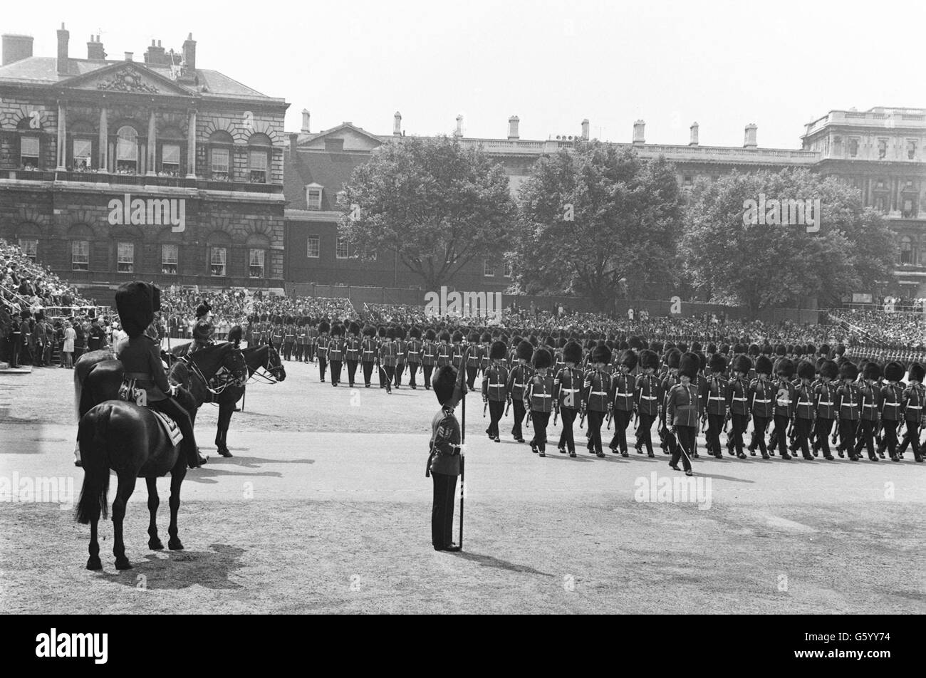 La Reine, portant un chapeau tricorne et assise à cheval, prend le salut pendant le passé de mars du Trooping de la couleur par le 1er Bataillon, les gardes écossais dans la parade des gardes-chevaux, Londres. Banque D'Images