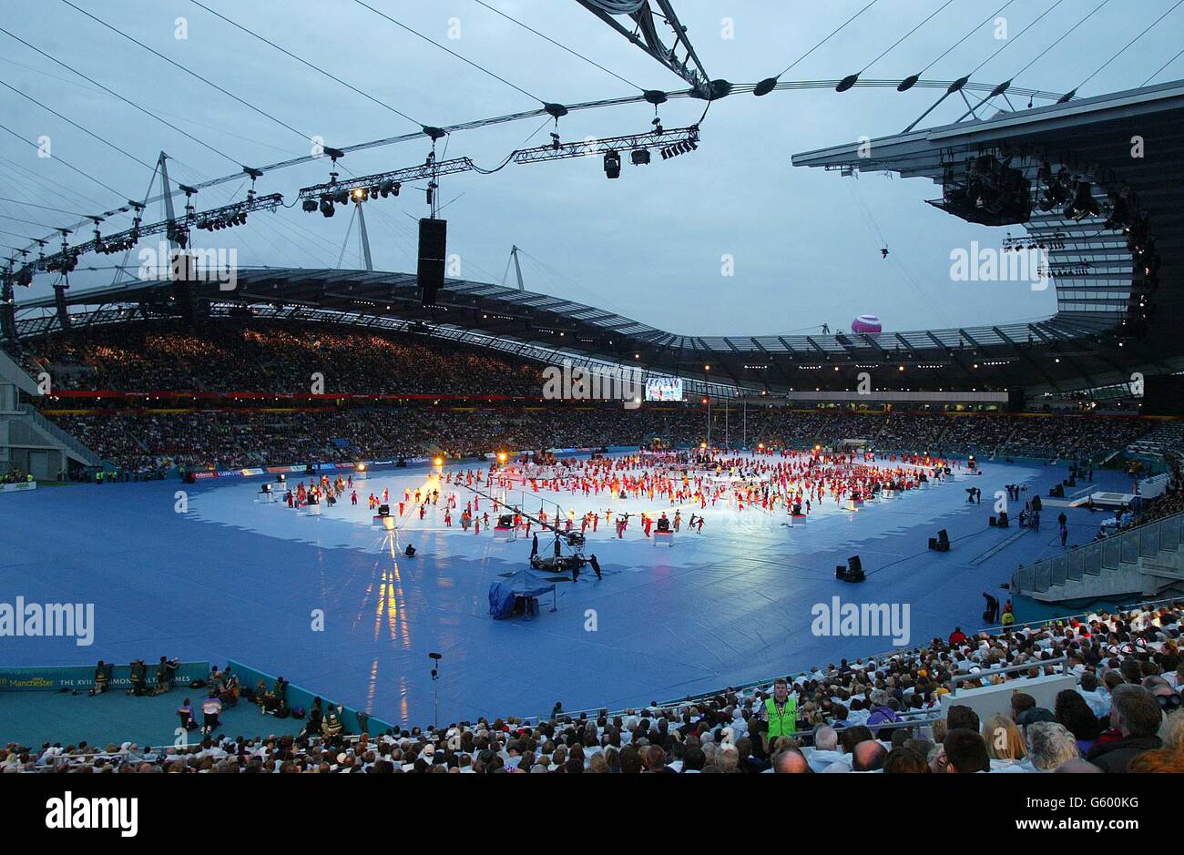 Cérémonie d'ouverture des Jeux du Commonwealth de Manchester 2002, au stade de la ville de Manchester. Pour les 17e Jeux du Commonwealth réunissant plus de 5000 athlètes de haut niveau dans de nombreuses disciplines du Commonwealth. * une organisation volontaire d'États indépendants, qui étaient presque tous à un moment sous la domination britannique. Banque D'Images