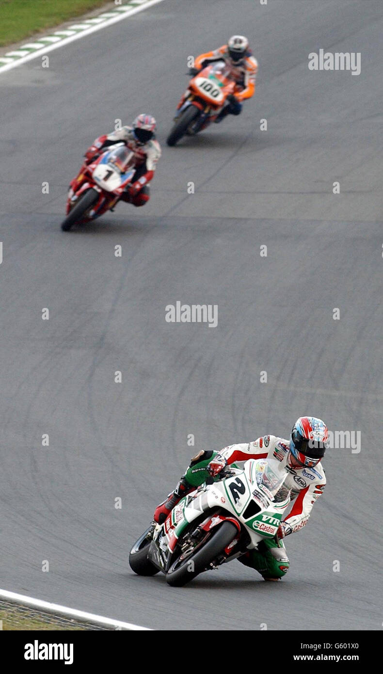 Championnat du monde de motos Super à Brands Hatch, Kent, Royaume-Uni.L'américain Colin Edwards #2 dirige les points actuels leder et champion du monde Troy Baliss #1 et Neil Hodgson #100 dans la course 2 qu'il a ensuite gagné Banque D'Images