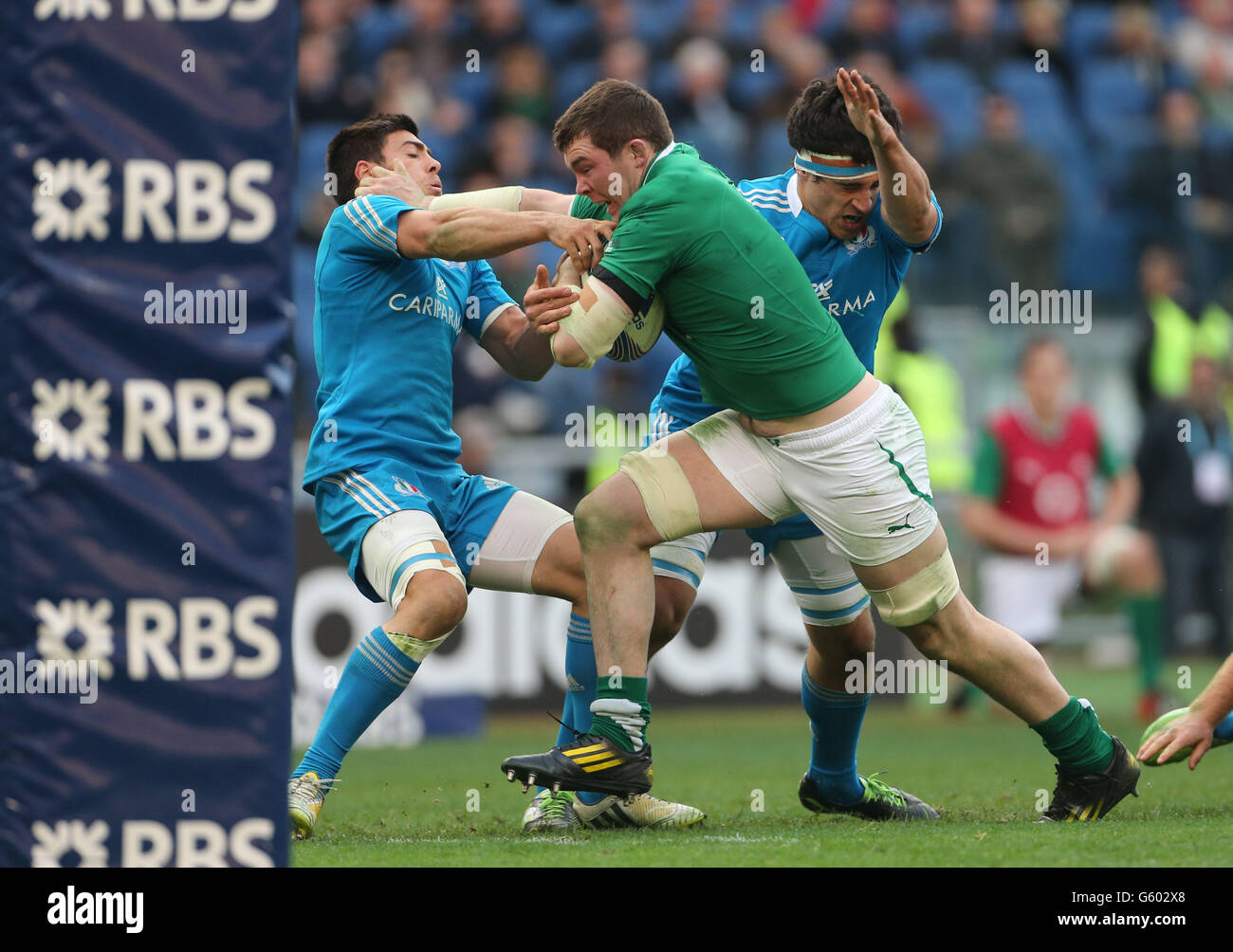 Rugby Union - RBS 6 Nations Championship 2013 - Italie / Irlande - Stadio Olimpico.Edoardo Gori, de l'Italie, s'attaque à Peter O'Mahony, de l'Irlande, lors du match des six Nations du RBS au Stadio Olimpico, à Rome, en Italie. Banque D'Images