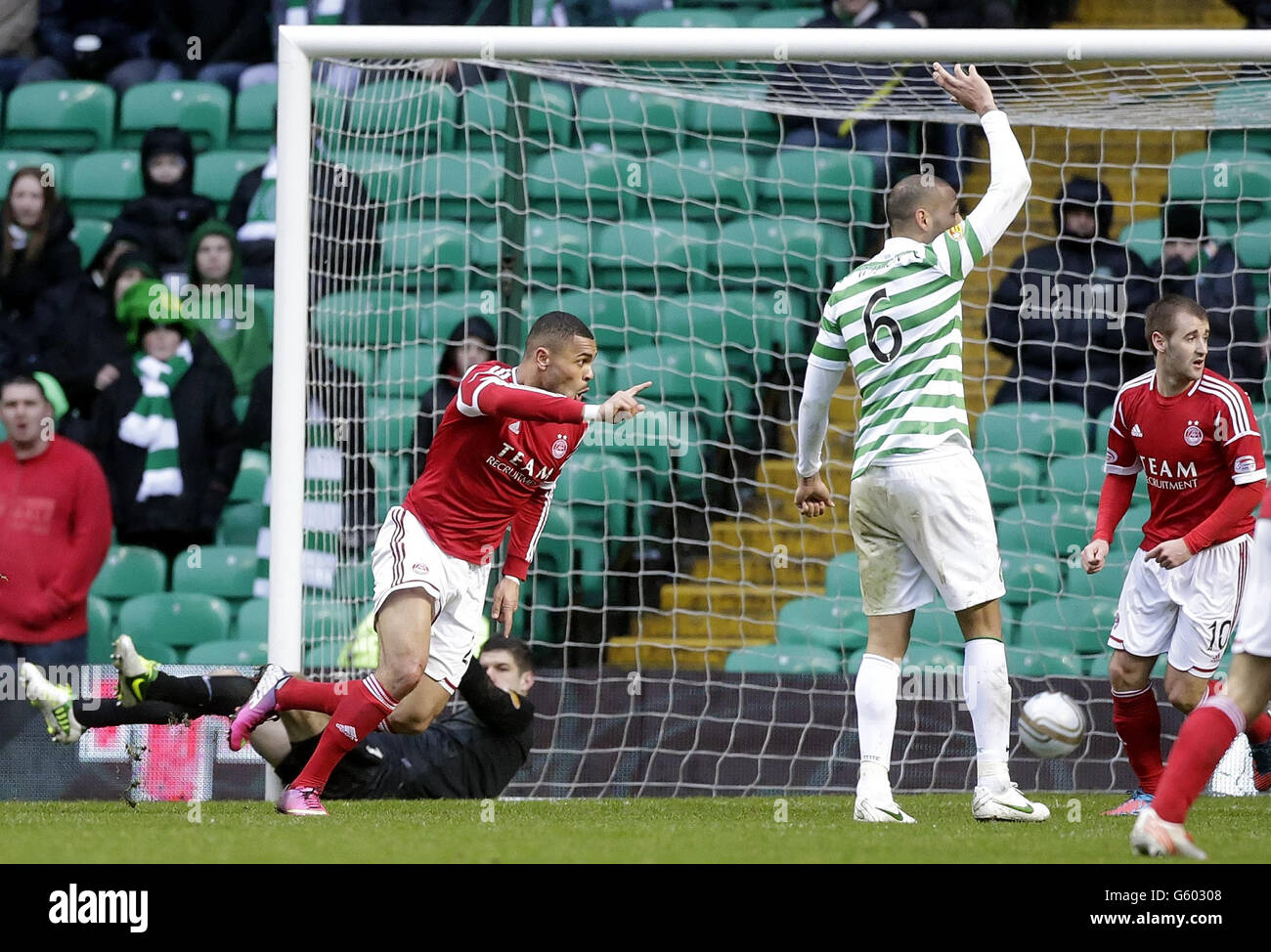 Joshua Magennis d'Aberdeen célèbre son deuxième but lors du match de la Clydesdale Bank Scottish Premier League au Celtic Park, Glasgow. Banque D'Images
