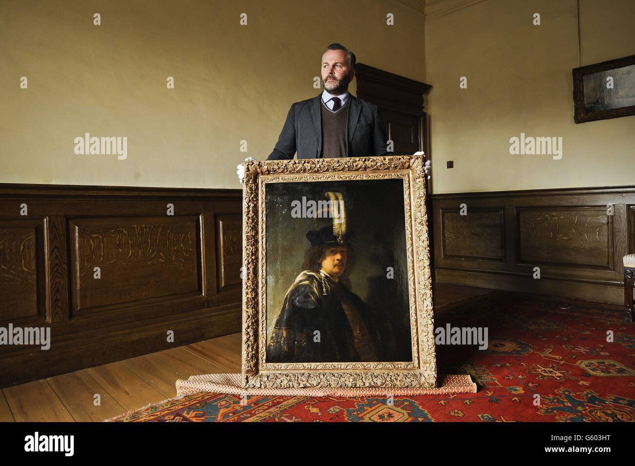 Le conservateur de photos et sculptures de l'abbaye de Buckland David Taylor tient un autoportrait confirmé récemment de Rembrandt découvert à l'abbaye de Devonshire. Banque D'Images